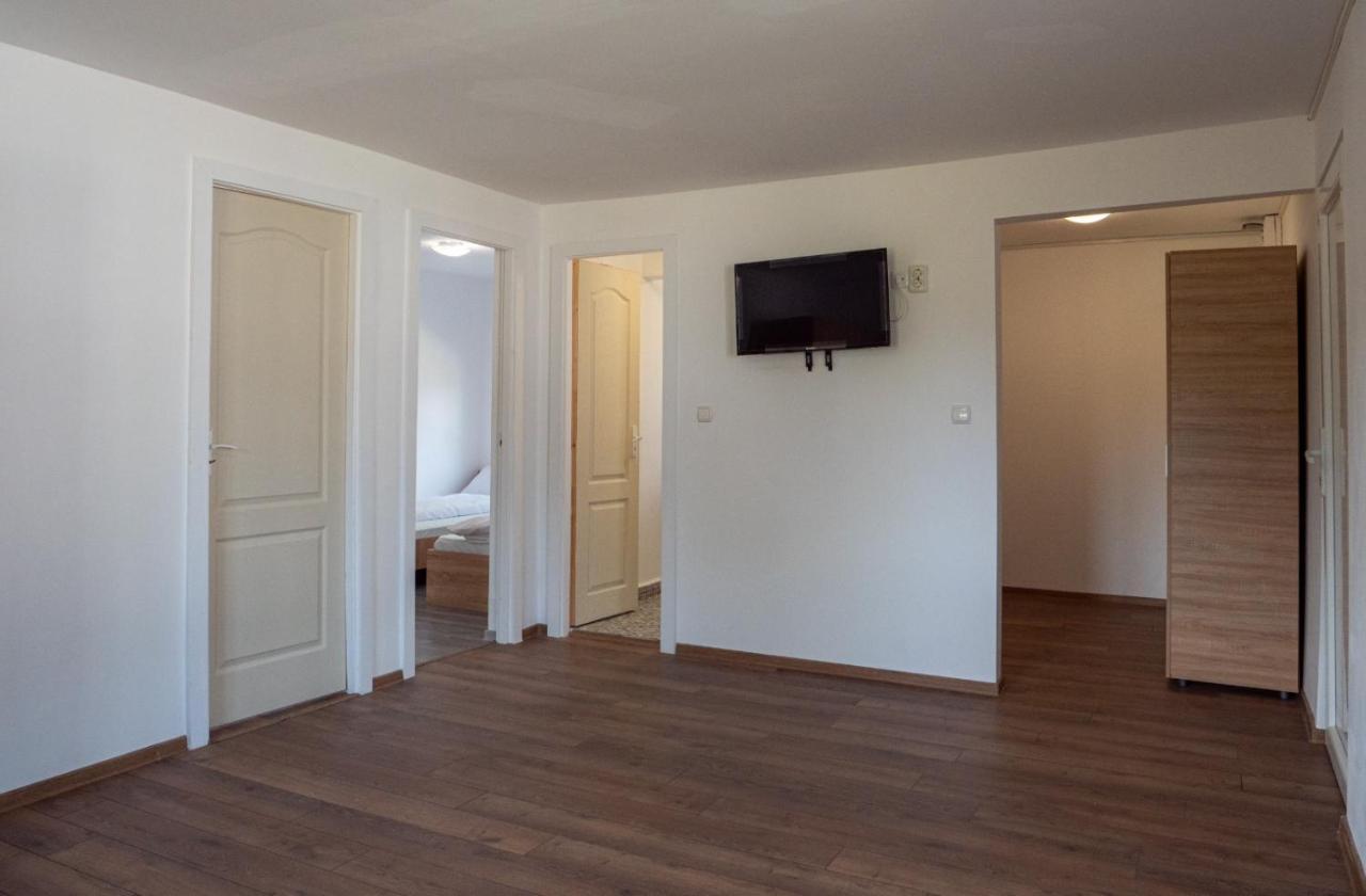 Aparthotel Poiana Cu Flori Satu Mare Exterior foto